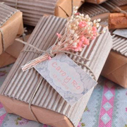 Packaging de detalle de boda hecho con cartón corrugado ondulado blanco