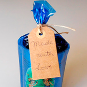 Envoltorio de detalle para regalo con papel celofán azul