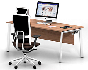 Mesa Vital Plus 100 de Actiu con cuatro patas cuadradas abiertas en diagonal