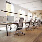 Oficina con silla de dirección gris y cromada 3.60 de Forma 5