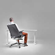 Oficina con silla de dirección oscilante negra 3.60 de Forma 5