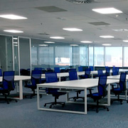 Oficina con sillas Atika de Dile Office con malla elástica en azul