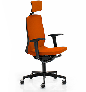 Silla de oficina con cabecero reposacabezas, respaldo alto, cuerpo de polipropileno y respaldo acolchado tapizado en naranja Flexa