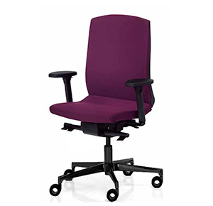 Silla de oficina con respaldo bajo, cuerpo de polipropileno y respaldo acolchado tapizado en morado Flexa