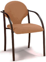 Silla confidente con estructura de brazos y cuatro patas en negro y respaldo y asiento tapizados en símil piel marrón