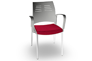 Silla Spacio con reposabrazos y estructura en gris y asiento tapizado en granate