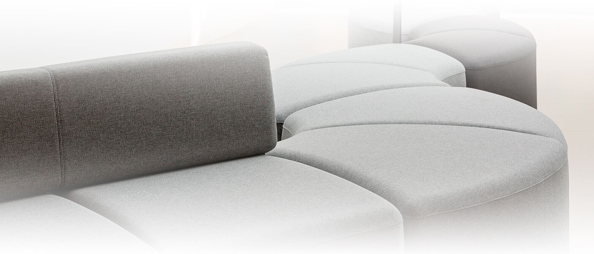 Los asientos soft seating son muebles que proyectan atmósferas de descanso y relax más agradables Asientos modulares con cómodo acolchado y suave tapizado Bend de Actiu