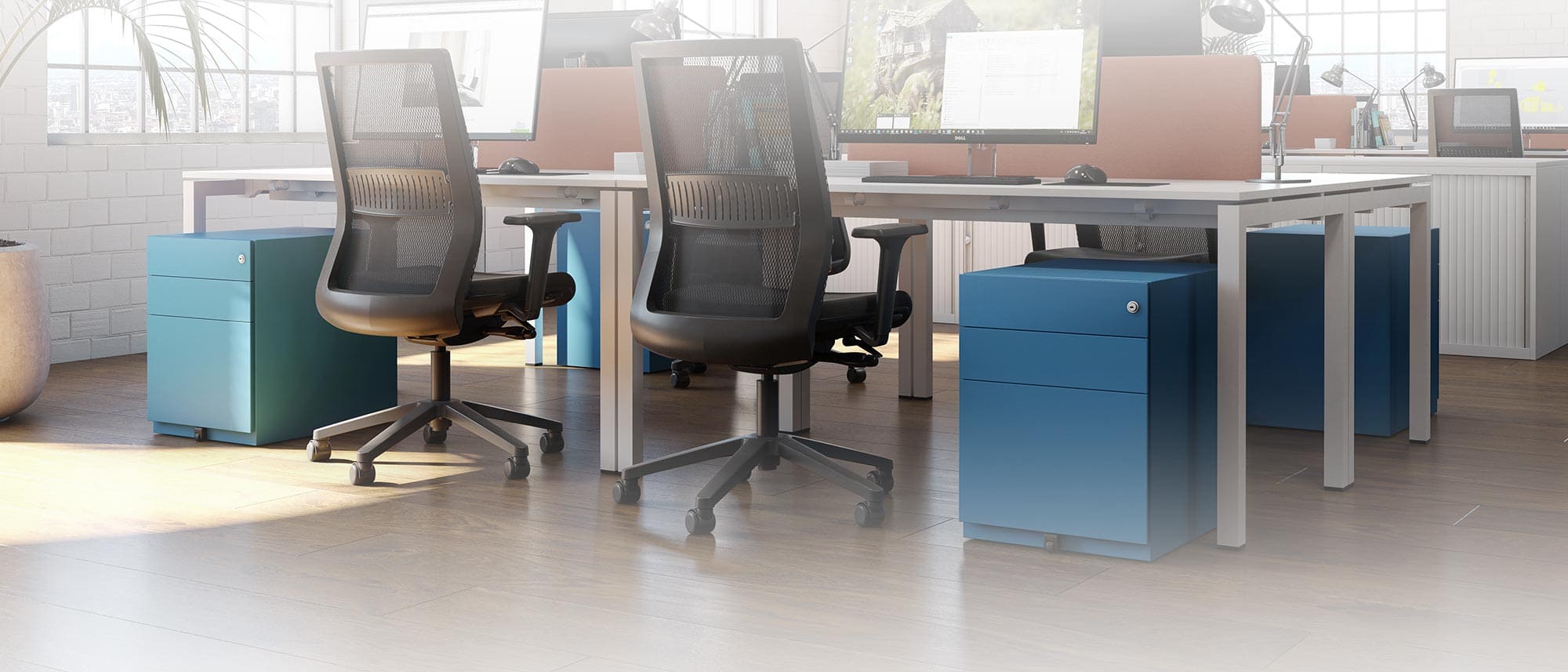 Cajoneras metálicas Bisley en color azul en oficina técnica