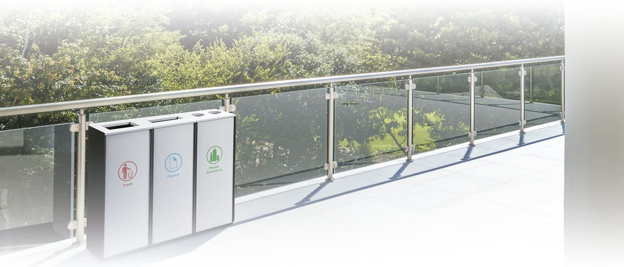Las papeleras son indispensable para crear entornos sanos y sostenibles Area exterior en edificio con papeleras de reciclaje