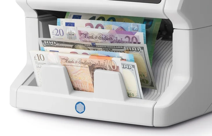 Billetes mezclados para contar