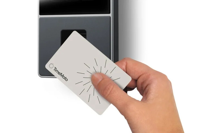 Mano con tarjeta fichando en terminal Safescan para control de presencia