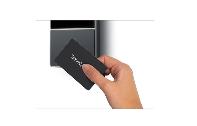 Mano con tarjeta y lector RFID