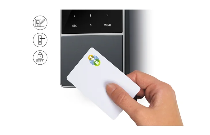 Mano con tarjeta MIFARE fichando en reloj TM-838
