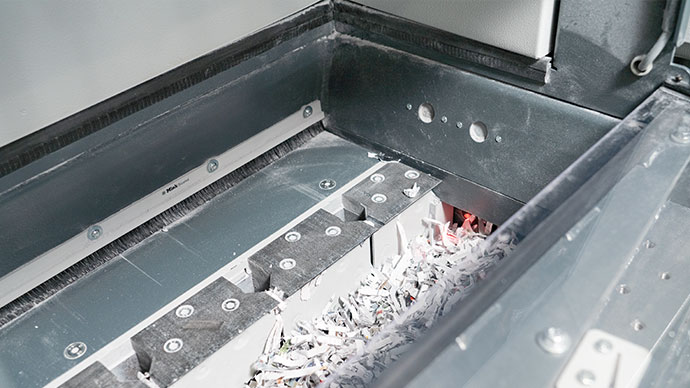 La prensa es capaz de compactar a 8,5 toneladas de presión para conseguir balas de hasta 90 kg