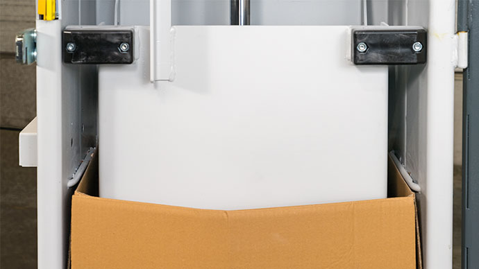 Prensado La prensa ejerce 4,48 toneladas de presión sobre el papel para conseguir balas de hasta 35 kg.