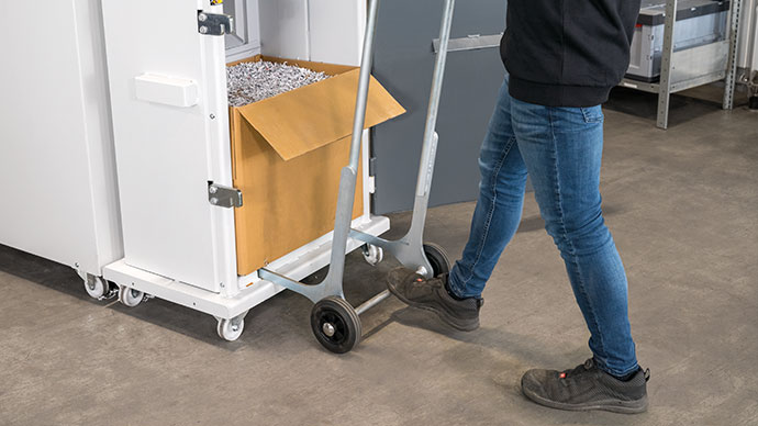 Carro de recogida La HSM SP4040V incluye un carrito de recogida para retirar las balas sin esfuerzo.