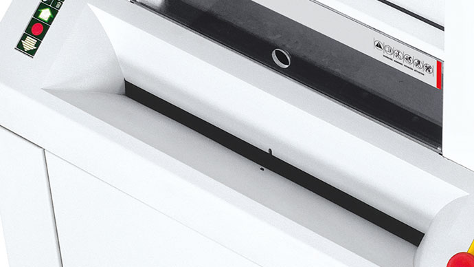 En cuanto acercas papel a la boca de entrada, la célula fotoeléctrica inicia el equipo automáticamente y lo detiene tras destruir todo el material