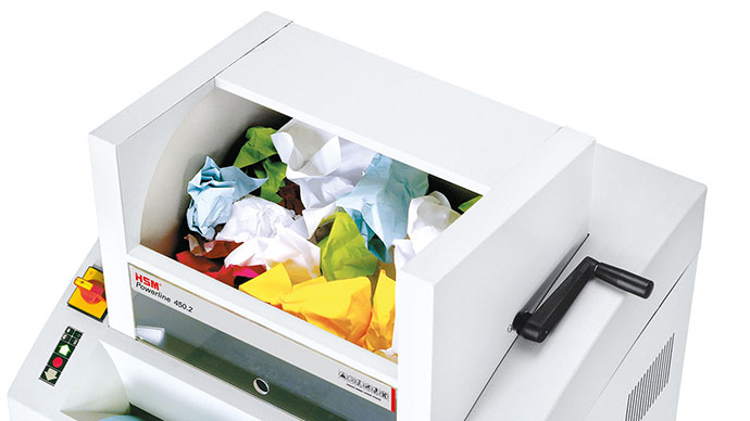 Gracias a la tolva de llenado puedes volcar directamente la papelera con el papel arrugado.