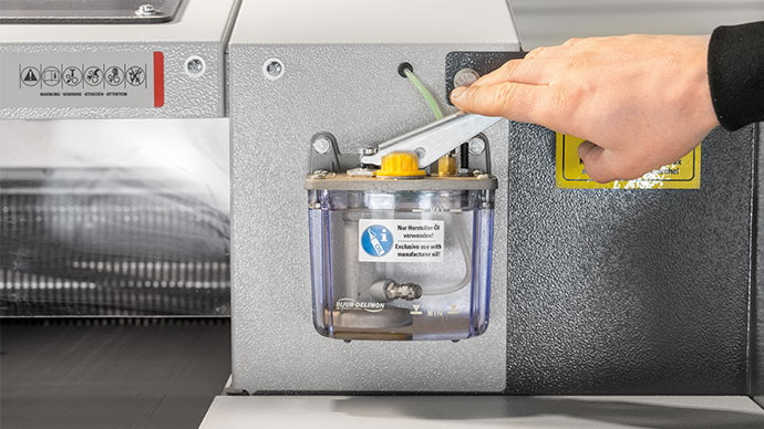 La HSM FA 400.2 incorpora una práctica aceitera que permite lubricar la destructora con total comodidad.