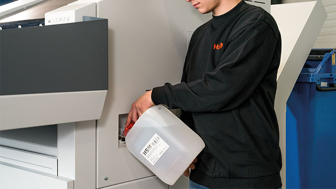 La HSM FA 500.3 incluye lubricación automática, el aceite se rellena con comodidad en el depósito lateral de la destructora.