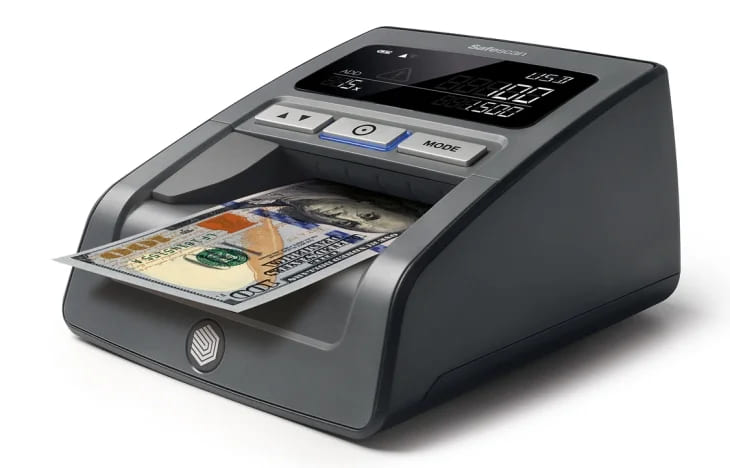 Detector Safescan comporbando billetes de dólar