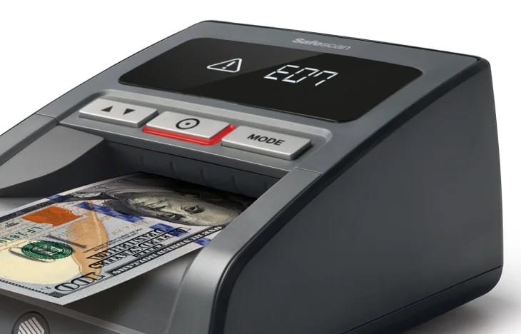 Mensaje de error en la pantalla del detector por billete sospechoso