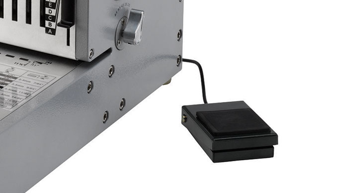 Gracias al robusto pedal que incorpora la máquina encuadernar es mucho más rápido, simplemente tienes que pisarlo y automáticamente perfora las hojas 