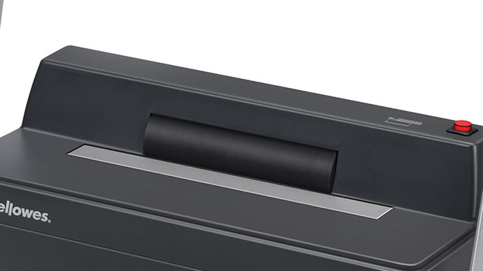Para accionar el rodillo insertador solo hay que apretar el botón superior, cuando esté en marcha acerca la encuadernación con unas vueltas de espiral y el insertador de la Fellowes Metal 100R hace el resto