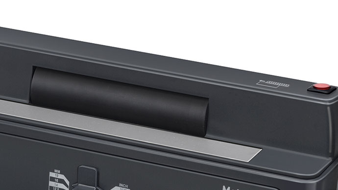 Para accionar el rodillo insertador solo hay que apretar el botón superior, cuando esté en marcha acerca la encuadernación con unas vueltas de espiral y el insertador de la Fellowes Metal 50R hace el resto
