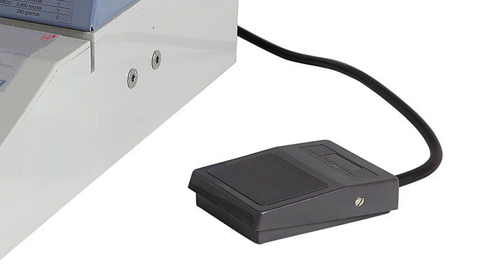 Gracias al robusto pedal que incorpora la máquina encuadernar es mucho más rapido