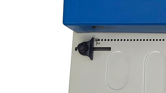 La encuadernadora incorpora una guía lateral que se ajusta mediante rosca y permite que las perforaciones siempre se hagan en el mismo sitio