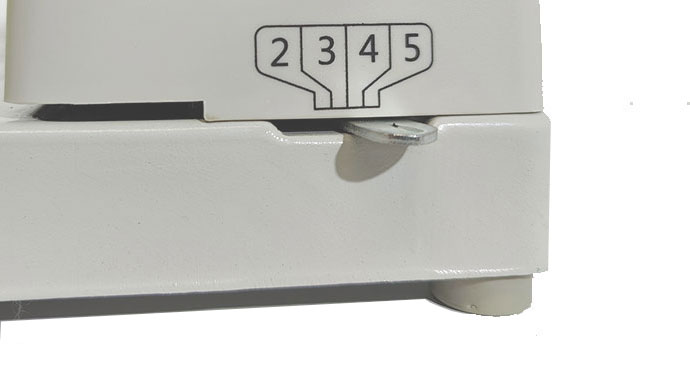 Selector de margen La encuadernadora Omega S250 incorpora una palanca para regular el margen lateral, esto sirve para cuando la encuadernación es de mucho grosor taladre los agujeros más adentro de la hoja