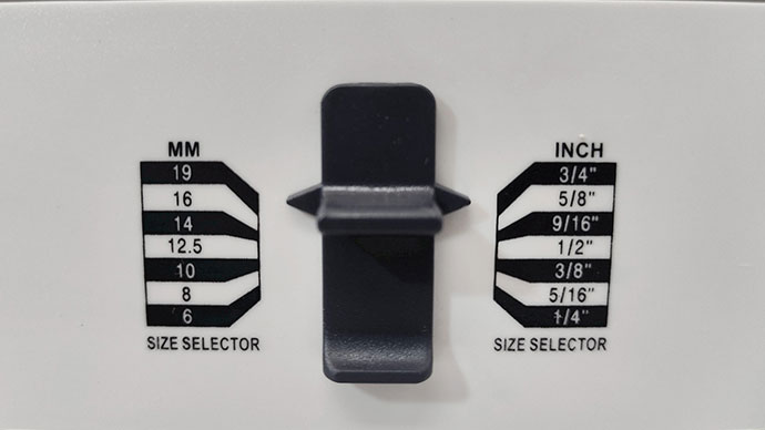 Selector de espiral Gracias a este sistema saber que espiral necesitas es mucho más sencillo, solo tienes que bajar la palanca hasta que haga tope con la encuadernación y la flecha ya indica el diámetro de espiral en milímetros