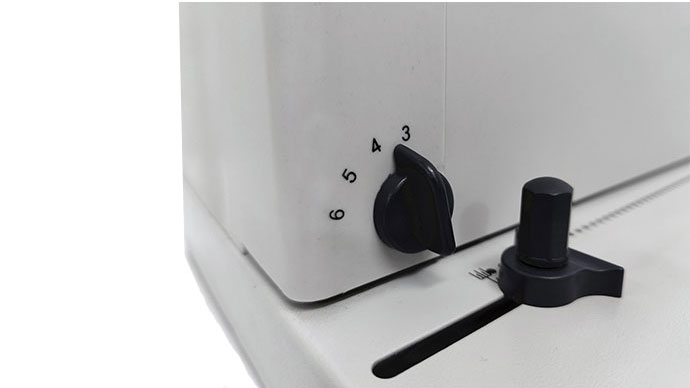 La encuadernadora Omega S500 incorpora un selector para regular el margen lateral, esto sirve para cuando la encuadernación es de mucho grosor taladre los agujeros más adentro de la hoja