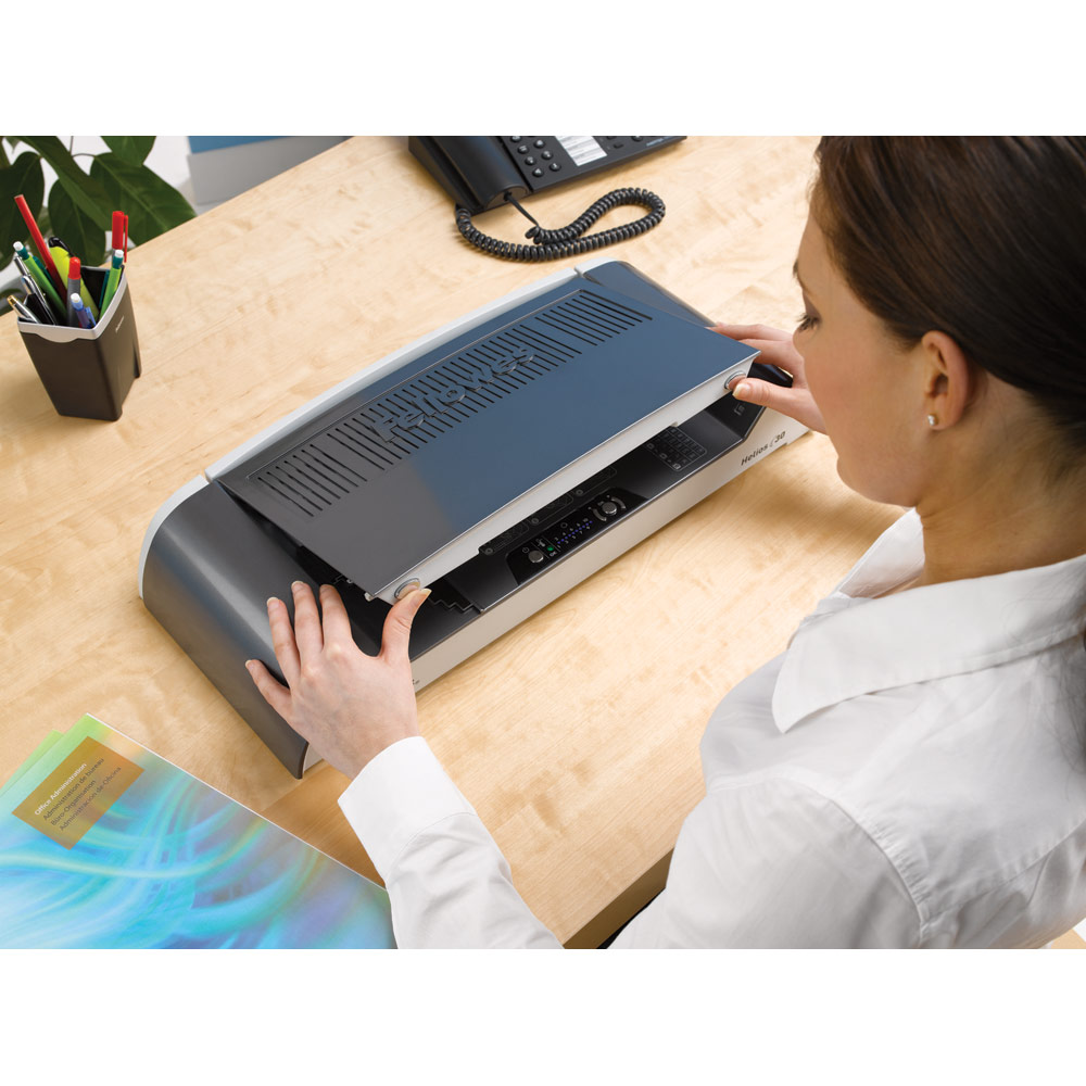 La Fellowes Helios 30 está diseñada con una forma plana que facilita su almacenamiento, para abrir la tapa superior solo tienes que presionar los cierres de seguridad situados en la parte delantera de la tapa.