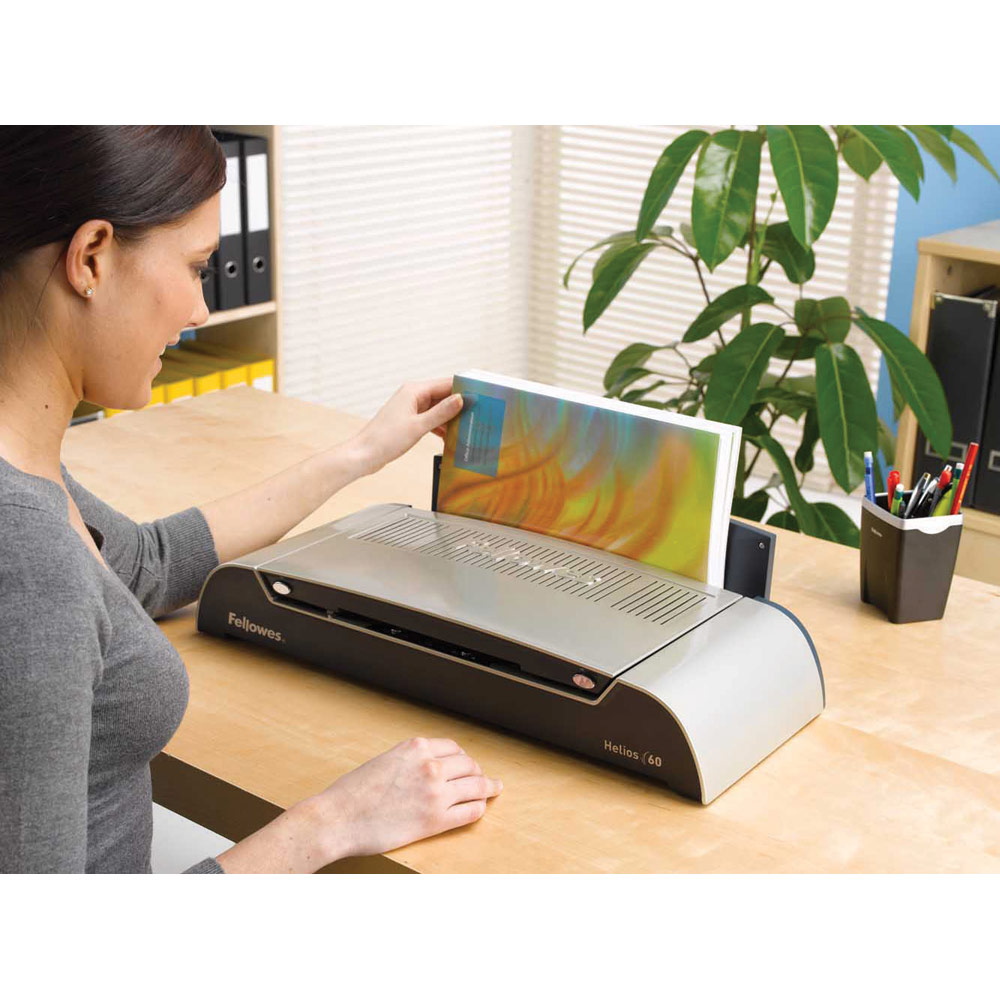 La Fellowes Helios 60 está diseñada con una forma plana que facilita su almacenamiento