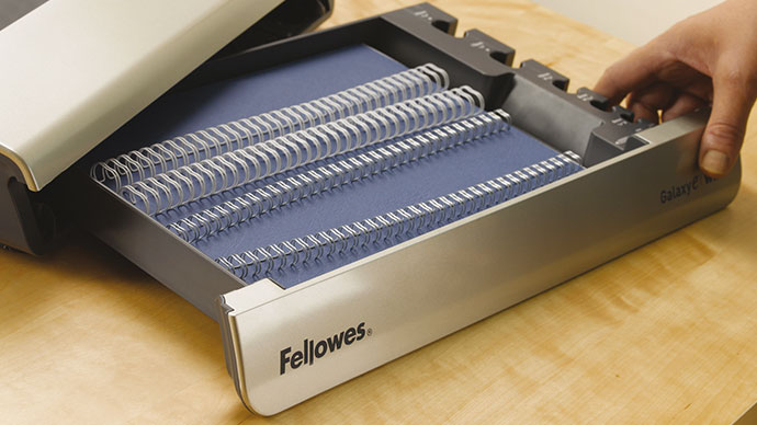 La encuadernadora Galaxy wire integra un práctico cajón de almacenamiento en el frente de la máquina, es ideal para guardar algunas portadas y wire para un rápido uso