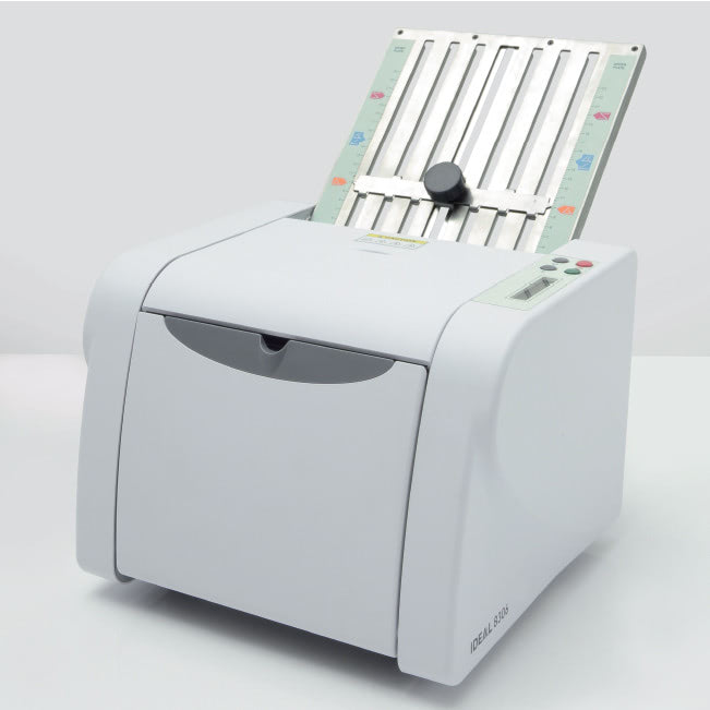 Después de utilizar la plegadora, la bandeja de alimentación y la bandeja de salida se  pueden replegar, convirtiendo a la plegadora en un equipo compacto y de fácil transporte.