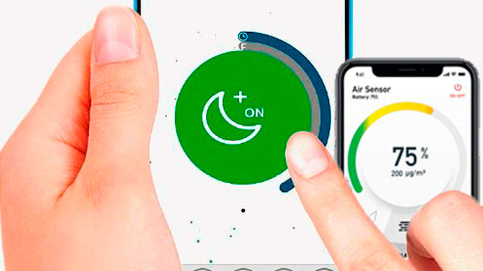 Mano con smartphone manejando la APP