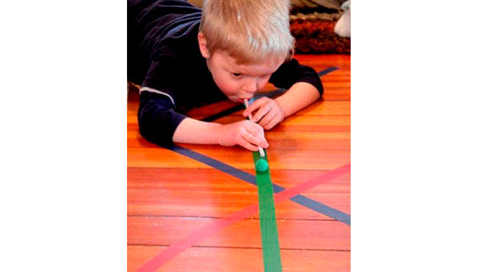 La cinta adhesiva Fixo Color estimula la imaginación en los niños para actividades y juegos en el aula y en casa.