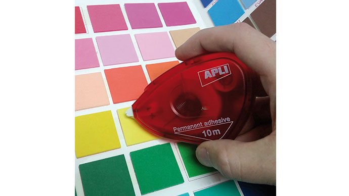 La forma ergonómica de este adhesivo Apli, facilita su manejo para así ofrecer unos resultados excelentes en todos los trabajos.