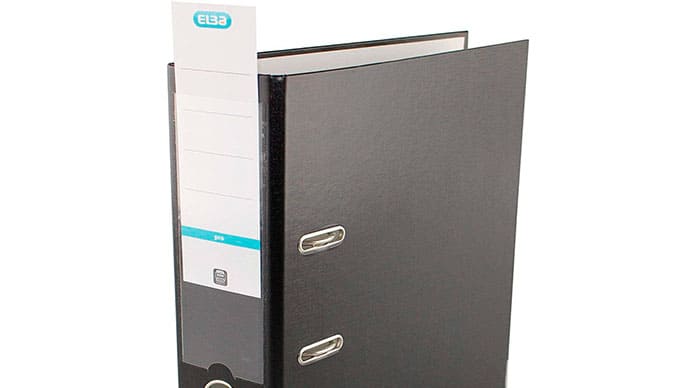 El archivador Elba Rado incluye un tarjetero transparente en el lomo para facilitar su lectura, además la etiqueta es intercambiable.