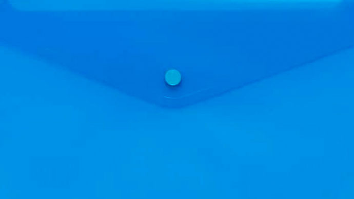 Sobre con cierre de broche azul