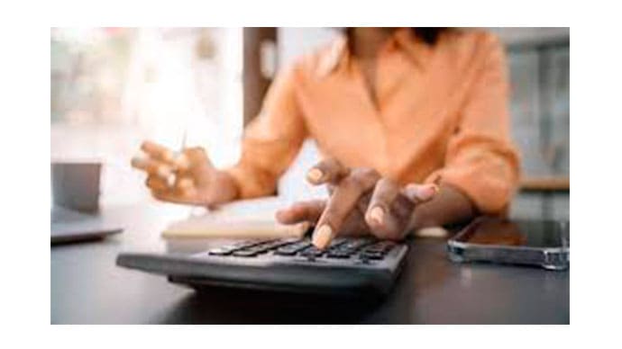 Sumar, Restar, Multiplicar, Dividir, Gran Total, Raíz cuadrada, Doble Cero, Corrección de entrada, %,  Ce, M+/M-/Mrc Y On. . con sus múltiples funciones esta calculadora te será un imprescindible tanto en la oficina como en el colegio.