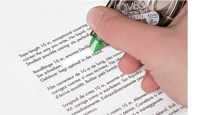La aplicación lateral del corrector Tombow YT4 te permitirá realizar correcciones de forma cómoda y precisa. 