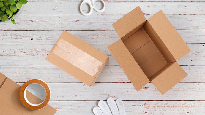 Las cajas de embalaje de Fixo están preparadas para proporcionar una perfecta adherencia a la cinta adhesiva de embalaje para que no se abran durante su transporte.
