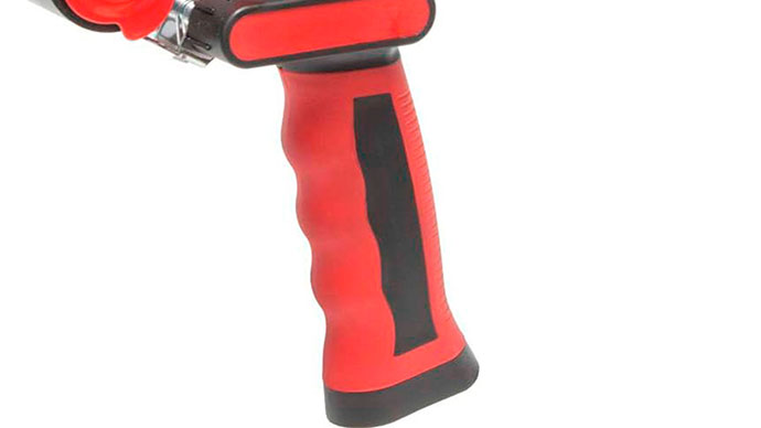 Su mango bi-materia rígido y ergonómico está pensado para aplicar de forma rápida y sencilla la cinta de embalaje. 