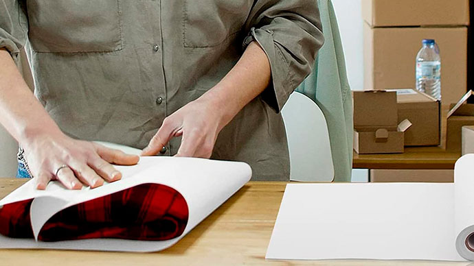 Este papel kraft es respetuoso con el medio ambiente ya que se obtiene a partir de la pulpa de fibra de madera por lo que es 100% reciclable y biodegradable.
