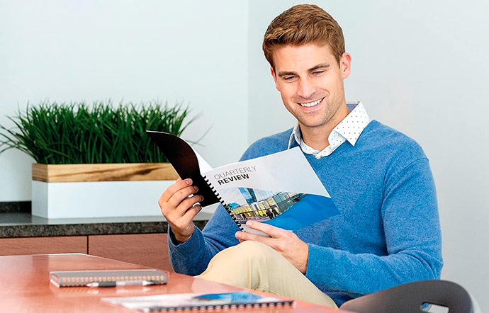 Hombre leyendo documento encuadernado