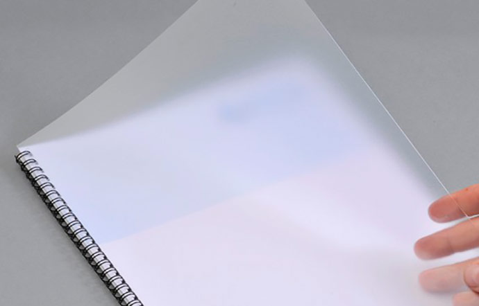 Mano doblando portada de PP con efecto translúcido